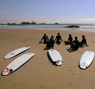 Surfeurs sur la plage de Tofino